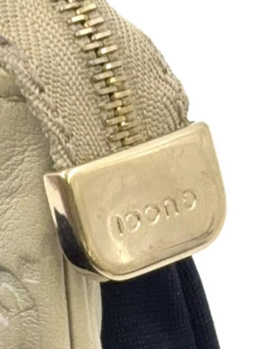 PRE LOVED Light Gray Gucci Guccissima Coin Purse with key ring hook - Picture 12 of 14